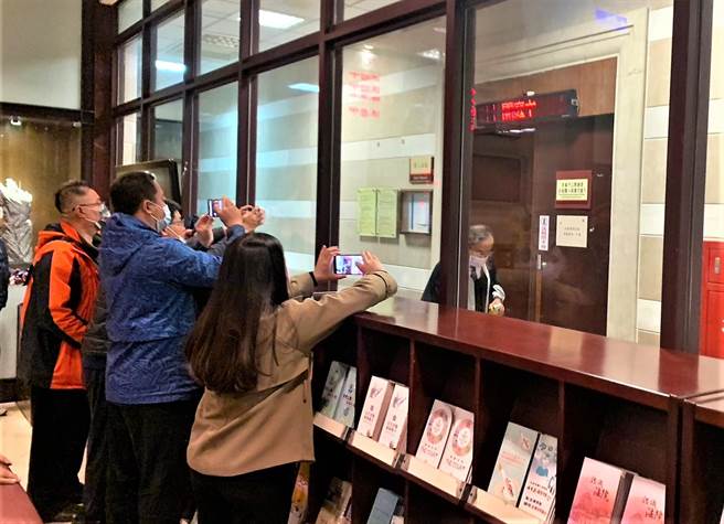 刘陈昭玲律师20日向澎湖地方法院提出抗告状，澎湖地方法院受理后将卷证函送台湾高等法院高雄分院审理。（张茂雄摄）