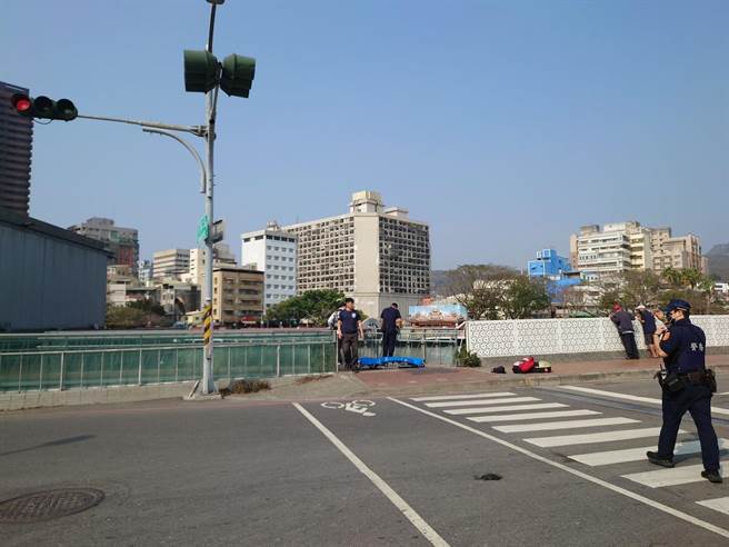 高雄爱河今日上午发生落水意外，老翁无外力介入落水，详细落水原因待厘清。（翻摄照片／崔正纲高雄传真）