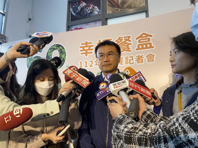 陈吉仲表示，休市是假议题，也痛批有人对官方施压一事刻意炒作。（李柏澔摄）