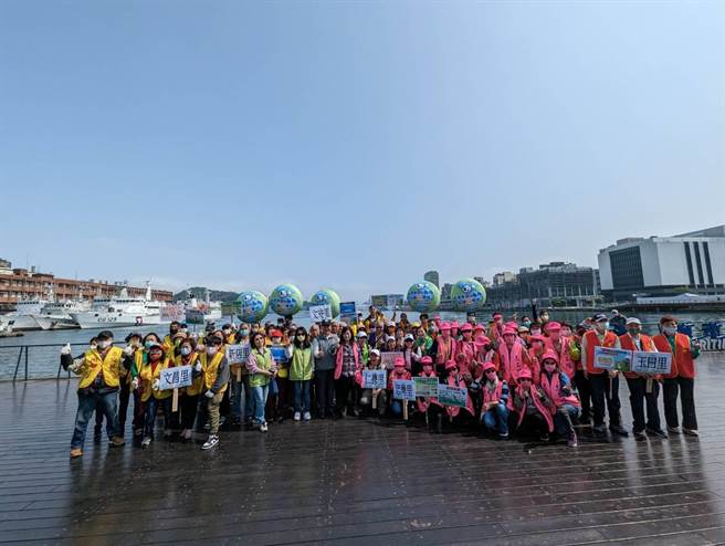 基隆市環保局與仁愛區公所配合，推動環境清整活動，動員環保志工共同整理市區鄰里巷弄的環境整頓。（張志康攝）