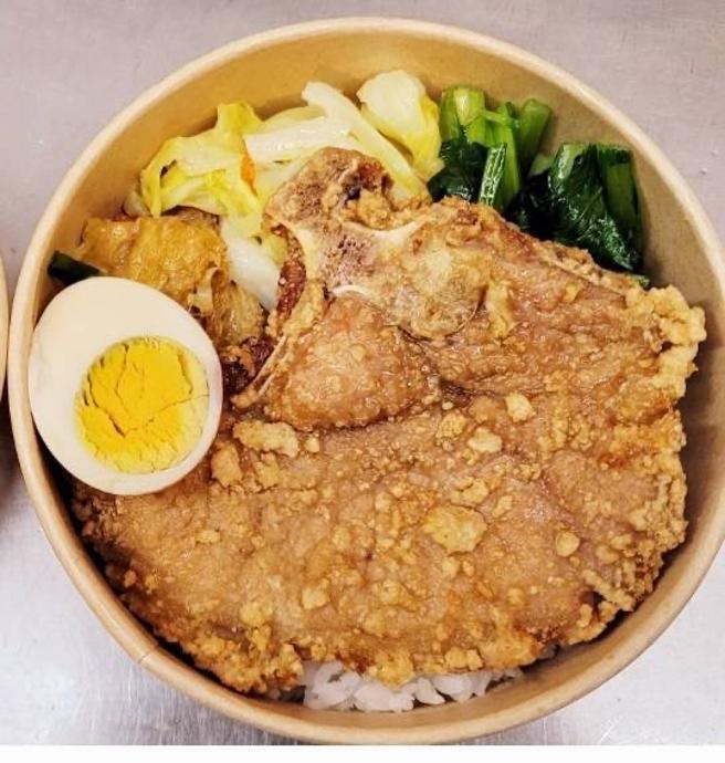 （家乐福携手农委会再度推出平价便当，继去年鲭鱼之后今年推排骨餐盒，在蛋、肉品涨带动市面上便当起价之际备受瞩目。图／家乐福提供）