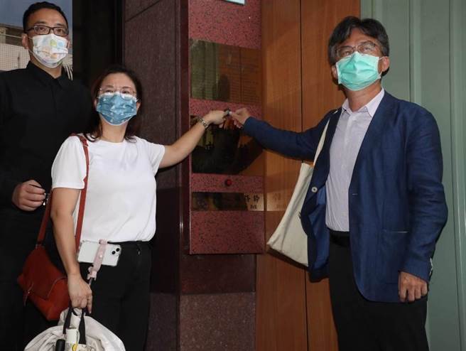 苏伟硕医师（右）与其妻子控告卫福部长陈时中、食药署长吴秀梅诬告并提起民事求偿 （本报资料照片，刘宗龙摄）