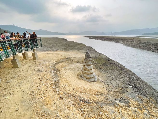 中南部久未降雨，日月潭水位18日降至741.5公尺（满水位748.5公尺）破今年新低，九蛙迭像上岸。（资料照 杨静茹摄）
