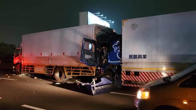 国道警方初步了解，先是有3部自小客车事故占用内侧及中线车道，导致后方出现回堵，而后方联结车疑似煞车不及，撞上前方卡在车阵的大货车，又向前推撞共8部车撞成一团。(翻摄爆料公社／吴建辉彰化传真)