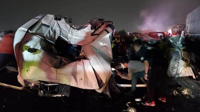 国道三队强调，呼吁用路人夜间使用国道时，切勿疲劳驾驶，并注意车前状态保持安全距离。(翻摄爆料公社／吴建辉彰化传真)