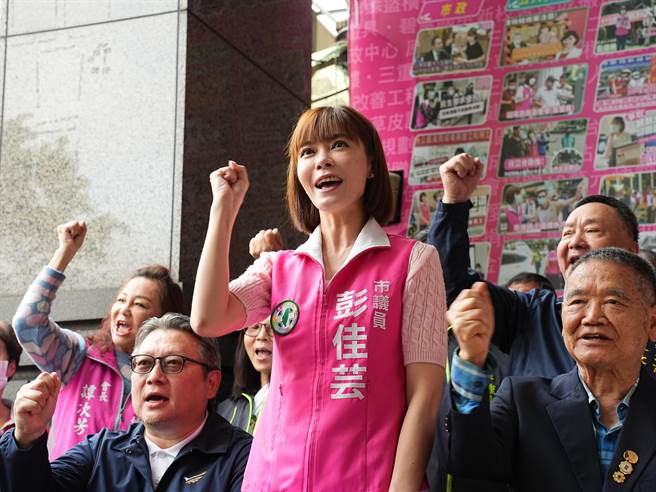 日前宣布将投入民进党立委初选的新北市议员彭佳芸，今(20)日早上在小英之友会秘书长江基清、前立委陈茂男、新北市议员议员黄俊哲、廖宜琨，以及20多位三重区里长的陪同下举办记者会，正式宣布投入立委初选。(黄敬文摄)