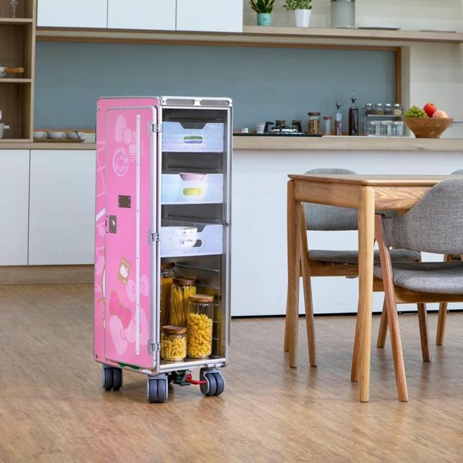 （长荣航空Hello Kitty轻量化餐车附设7个活动式抽屉，适合用于收纳家中物品。图／长荣航空提供）