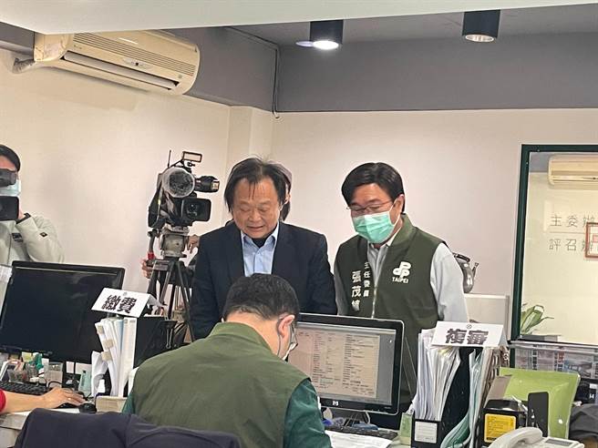 王世坚恳请选民原谅，同时准许他转换跑道。（刘彦宜摄）