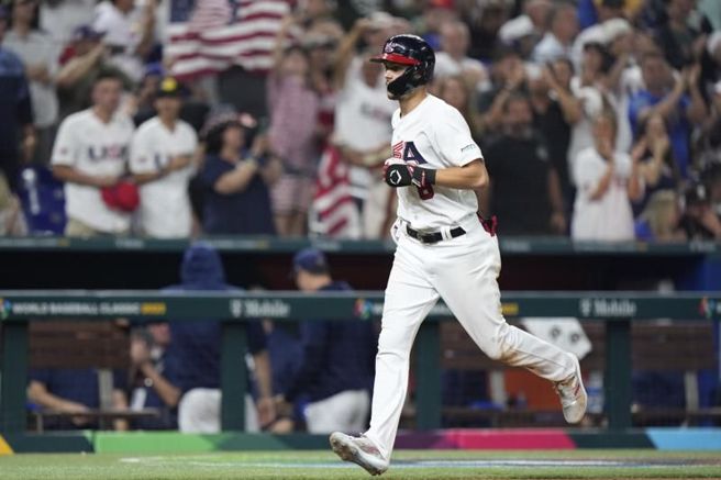 美国队第九棒腾纳近两场轰出3发全垒打。（美联社）