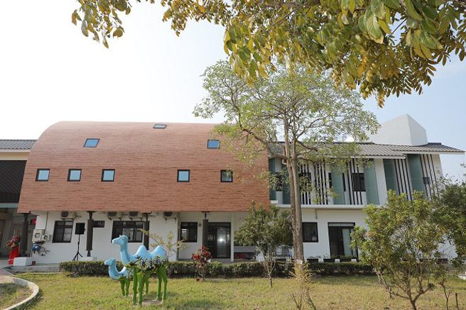 三股国小创设于民国39年，北栋老旧校舍拆除重建后，20日落成启用，共兴建12间教室。(台南市新闻及国际关系处提供)
