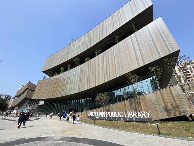 桃園市立圖書館新總館有著全台最美圖書館的稱號。（陳夢茹攝）