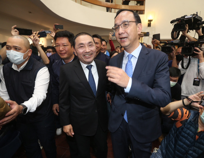 新北市长侯友宜（左二）、国民党主席朱立伦（右）20日出席新北市议会党团第四届第一任党团书记长暨党团干部就职典礼 ，典礼结束，朱、侯两人同时离开会场。（陈怡诚摄）