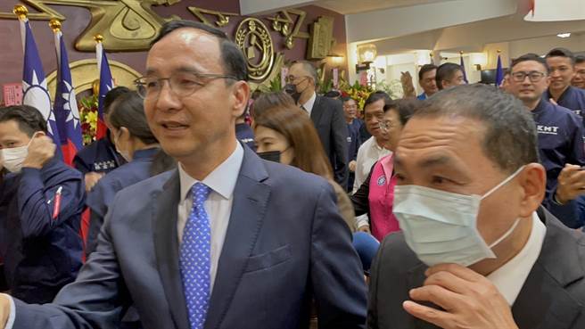 国民党主席朱立伦、新北市长侯友宜自从选策会争议后首度公开碰面，朱侯离去时，被媒体喊声问及「是否原地徵召侯选总统？」朱侯仅微笑不语，同时并肩离去。（蔡雯如摄）