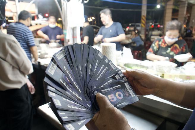 高市府推出票根兑换商圈夜市优惠券活动，带动整个夜市商机。(高雄市经发局提供)
