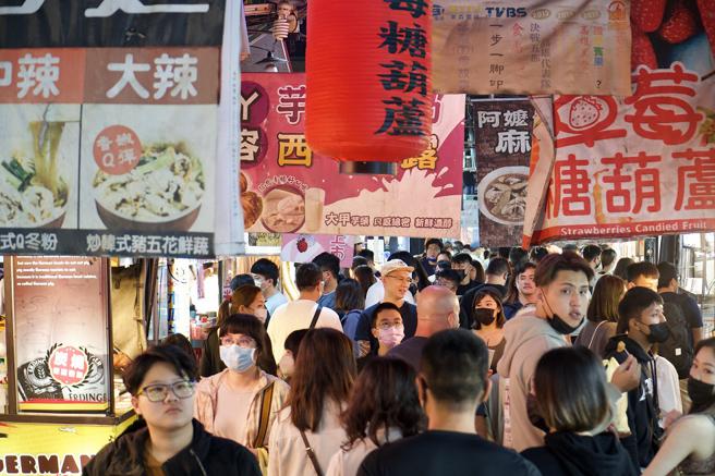上周末高雄各大夜市都涌现大量人潮，每个摊商都开心笑到合不拢嘴。(高雄市经发局提供)
