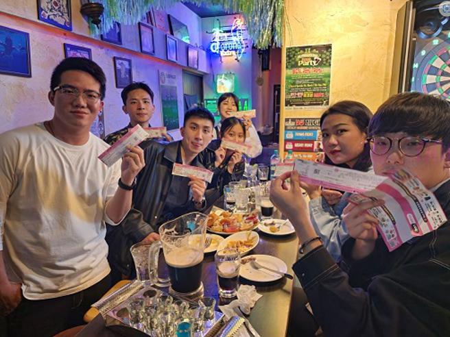 「高雄夜Chill处」方案结合在地特色店家凭票根换优惠餐饮，效益也持续发威。(高雄市经发局提供)