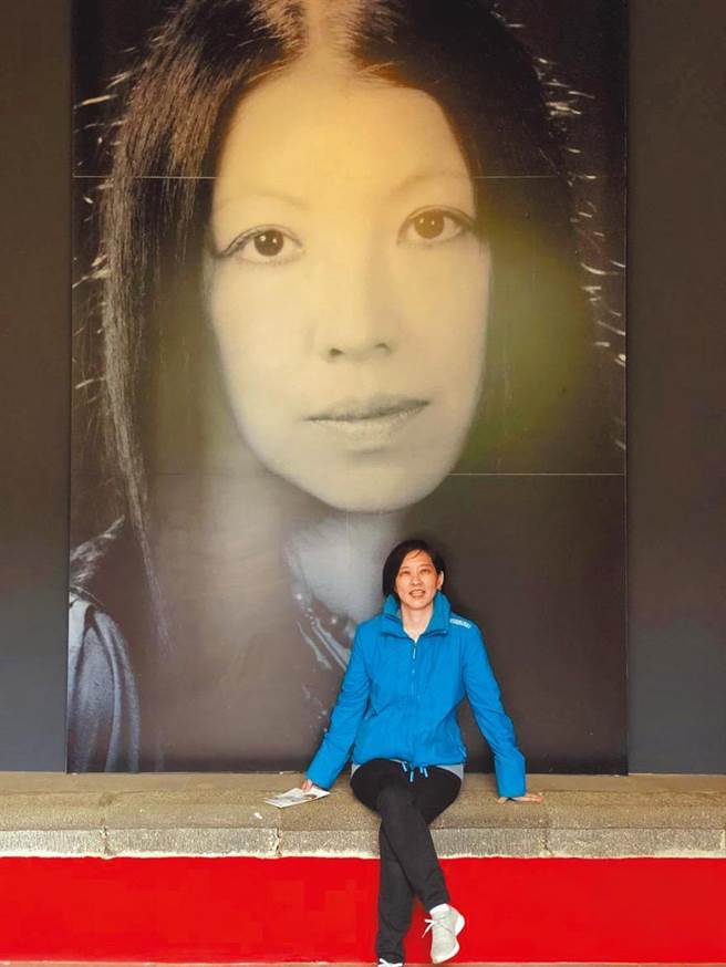 三毛侄女陈天慈成年后与三毛海报合影。（陈天慈提供）