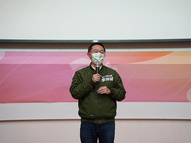 李坤城强调，余天过去曾徵询辖区议员的意见，但彭佳芸当时说不选立委，如今选上议员又要选，「选民不会认同」。(黄敬文摄)
