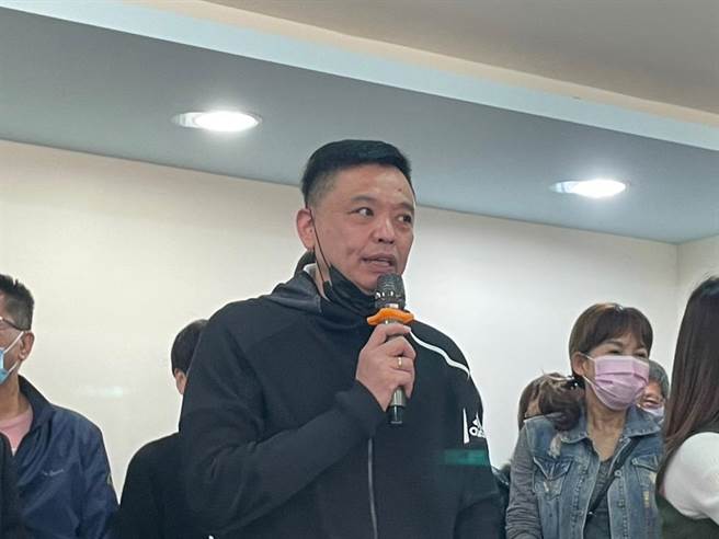 洪健益领表时领取2份，他解释，并没有帮别人领取。（刘彦宜摄）