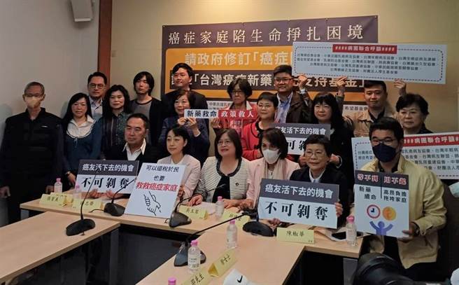 台湾癌症基金会今天号召跨党籍立委和癌症相关团体，共同呼吁政府应修订「癌症防治法」。前排左起为国民党立委徐志荣、时代力量立委王婉谕、民进党立委吴玉琴、邱议莹、时代力量立委陈椒华、民进党立委刘建国。（王家瑜摄）