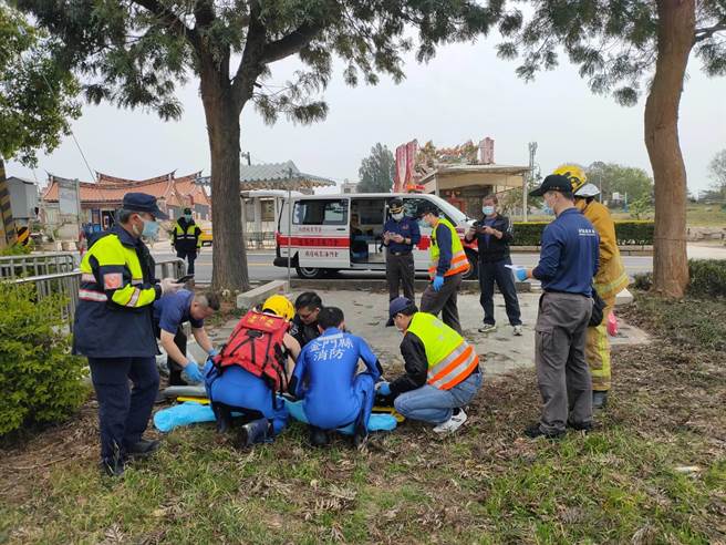 一名妇人被发现掉落金城官里池塘，金门县消防局紧急前往抢救，但对方捞上岸后已呈OHCA状态。（金门县消防局提供）
