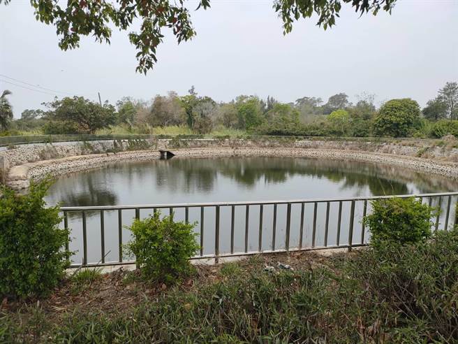 一名妇人被发现掉落金城官里池塘，金门县消防局紧急前往抢救，但对方捞上岸后已呈OHCA状态。（金门县消防局提供）