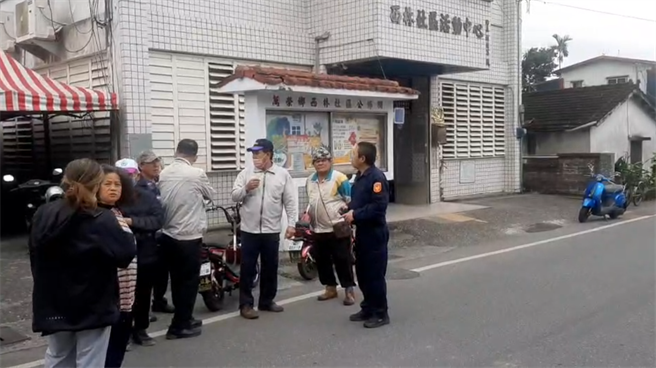 花莲县偏乡万荣乡20日起至25日开放赴当地派出所登记领取普发6000元，今登记首日，派出所所长、村长一早广播提醒村民，截至中午已有236人登记，未出现拥挤状况。（凤林警分局提供／罗亦晽花莲传真）