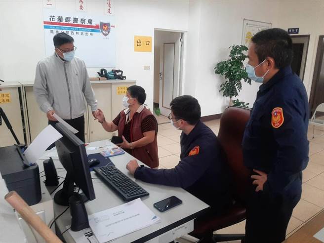 花莲县偏乡万荣乡20日起至25日开放赴当地派出所登记领取普发6000元，今登记首日，派出所所长、村长一早广播提醒村民，截至中午已有236人登记，未出现拥挤状况。（凤林警分局提供／罗亦晽花莲传真）