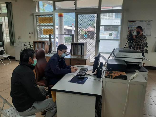 花莲县偏乡万荣乡20日起至25日开放赴当地派出所登记领取普发6000元，今登记首日，派出所所长、村长一早广播提醒村民，截至中午已有236人登记，未出现拥挤状况。（凤林警分局提供／罗亦晽花莲传真）