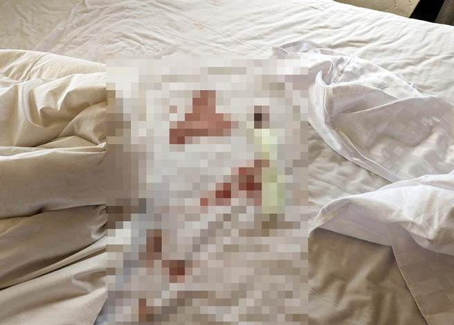 住宿旅客退房留下床上斑斑血迹，还有用过卫生棉。(摘自爆料公社)