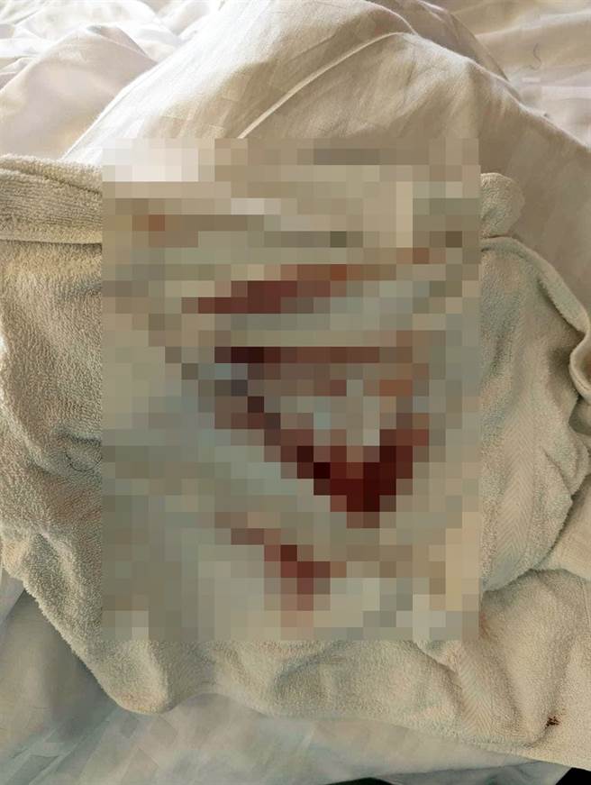 住宿旅客退房留下床上斑斑血迹，还有用过卫生棉。(摘自爆料公社)