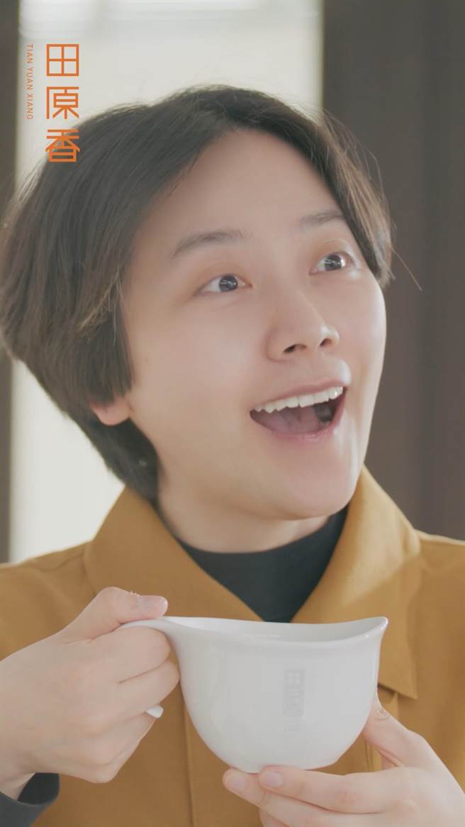 林志玲让经纪人宝玟一同演出最新广告。（林志玲工作室提供）