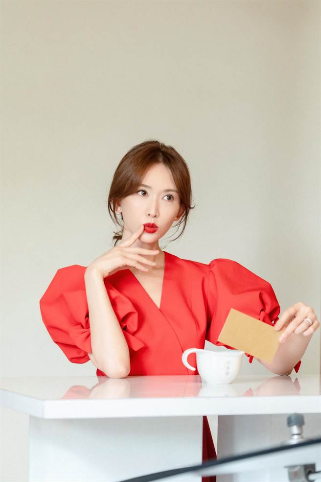 林志玲透露儿子已经会走路了，午后散步是重要的亲子时光。（林志玲工作室提供）