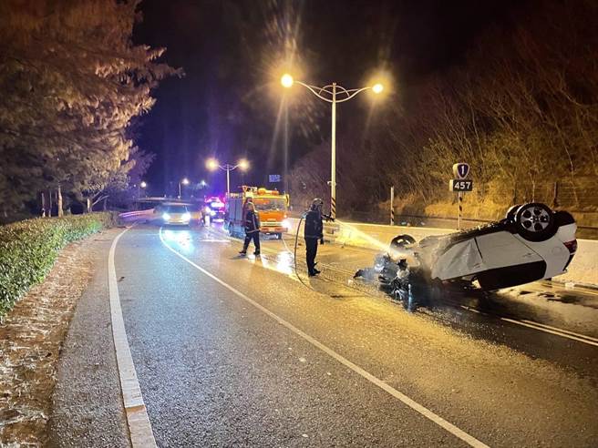 过弯不慎「乌龟翻」，驾驶命大自行脱困。(警方提供)