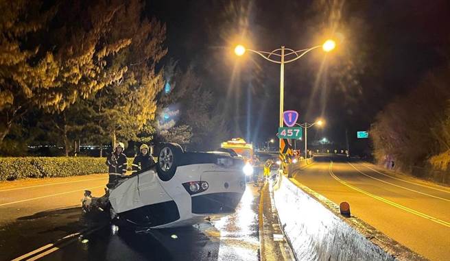 过弯不慎「乌龟翻」，驾驶命大自行脱困。(警方提供)