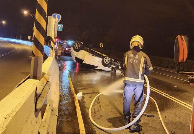 过弯不慎「乌龟翻」，驾驶命大自行脱困。(警方提供)