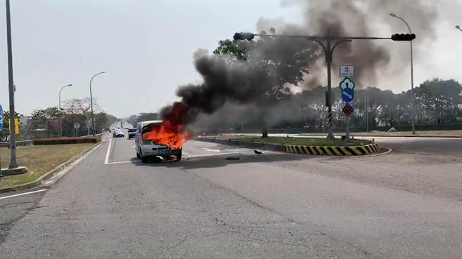 3月20日上午，嘉县水上交流道匝道口附近发生厢型车起火燃烧。 （嘉义县消防局提供／邱显诚 嘉义传真）