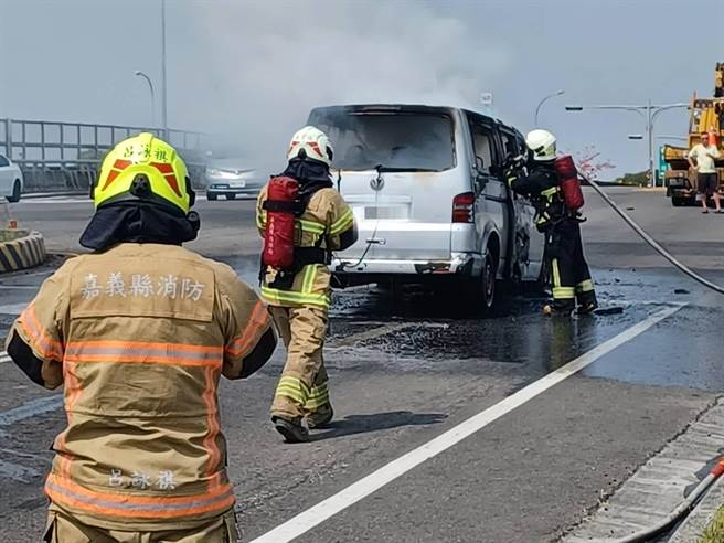 厢型车起火燃烧，水上消防分队到场将火势扑灭。（嘉义县消防局提供／邱显诚 嘉义传真）