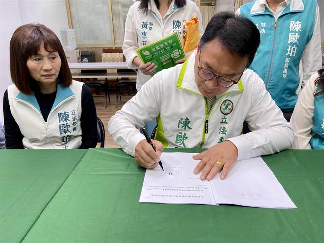 宜兰现任立委陈欧珀今上午9时许至民进党宜兰县党部办理党内初选登记。（吴佩蓉摄）
