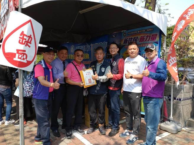 移民署中区事务大队台中市第二服务站号召新住民及外国朋友一同捐血。（第二服务站提供／陈淑娥台中传真）