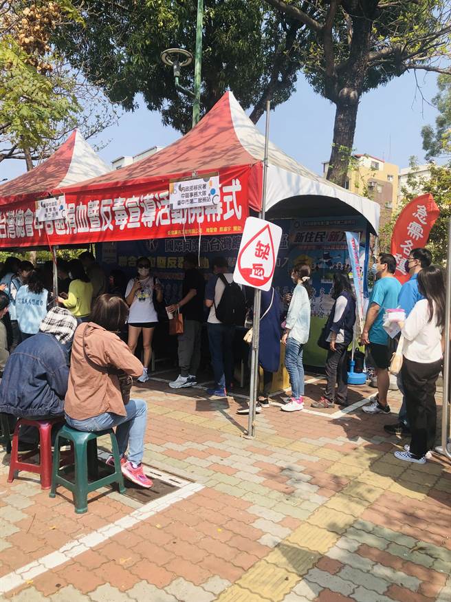 移民署中区事务大队台中市第二服务站号召新住民及外国朋友一同捐血。（第二服务站提供／陈淑娥台中传真）