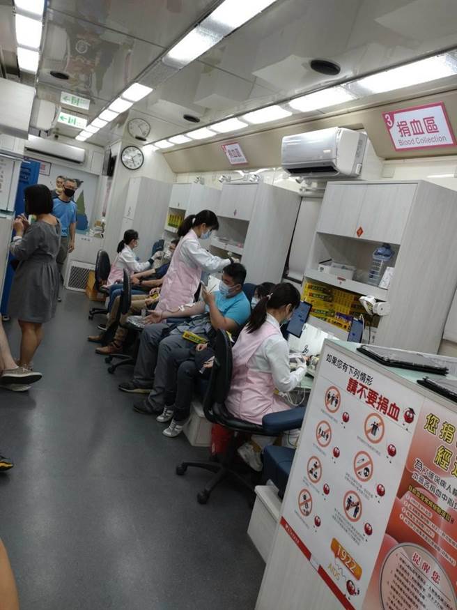 移民署中区事务大队台中市第二服务站号召新住民及外国朋友一同捐血。（第二服务站提供／陈淑娥台中传真）