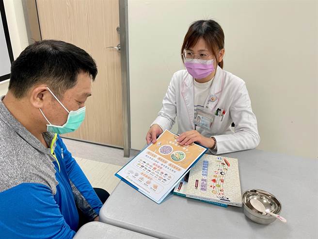 蔡先生罹糖尿病8年，血糖控制良好，近1年三酸甘油脂数值却频频超标，发现原来每天吃的「杂粮麵包」惹祸，令他意外表示「还以为杂粮麵包很健康营养」。（大里仁爱医院提供／潘虹恩台中传真）