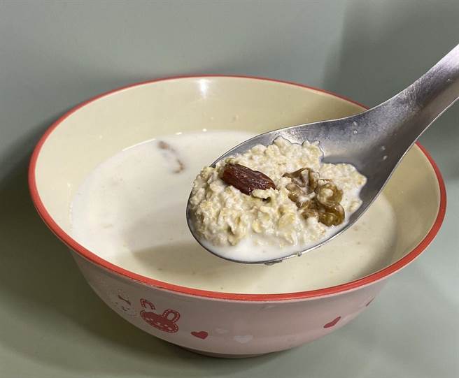 蔡先生听取建议，每周早餐改以馒头、麦片替换麵包3至4天，并搭配蛋白质（例如无糖豆浆或鲜奶1杯），半年后三酸甘油脂已降低至接近理想范围。（大里仁爱医院提供／潘虹恩台中传真）