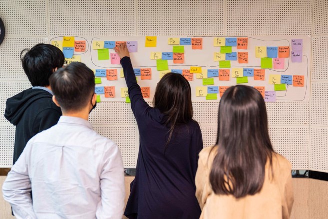 永庆房屋软体工程师Jenny表示，永庆数位和资讯团队将近200人，在工作中遇到问题，完全不怕找不到人请益。(图/永庆房屋提供)