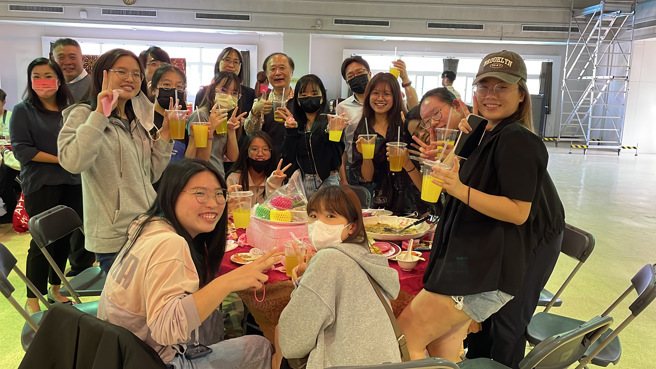 义守大学邀请高雄内门总舖师到校园大展厨艺，吸引上百位师生一起呷办桌，现场气氛超热闹。(照片/义守大学提供)