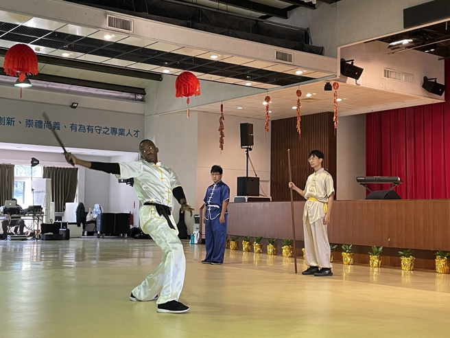 来自圣文森的罗启信与武术社社员一同献上表演，展现义大校园多元文化与族群融合的精彩(照片/义守大学提供)