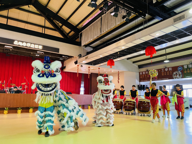 舞狮战鼓表演Show，气势磅礡的演出，现场境外生直呼这场盛宴真是好看又好吃。(照片/义守大学提供)。