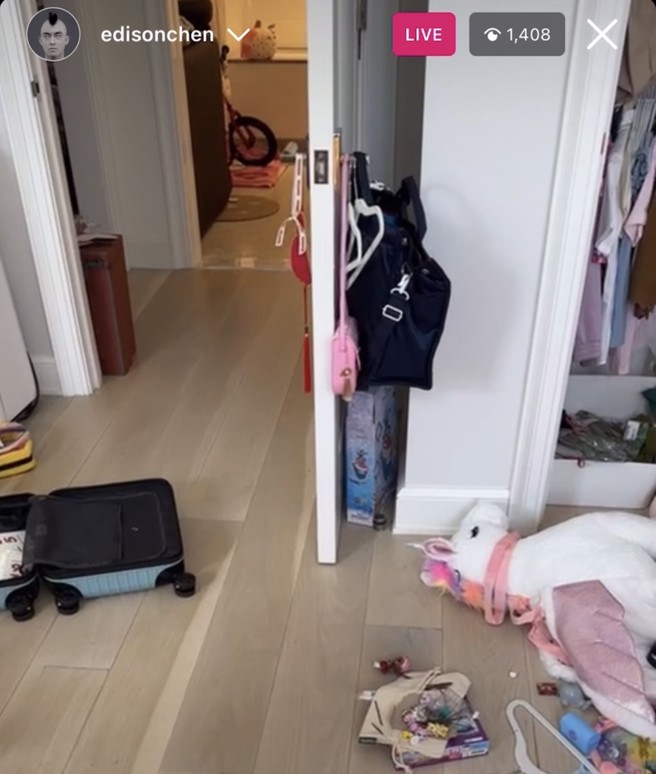 陈冠希开直播意外曝光女儿凌乱的玩具间。（图/IG@edisonchen）