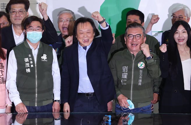 台北市议员王世坚20日到市党部，正式登记参选民进党立委选举的初选活动。（季志翔摄）